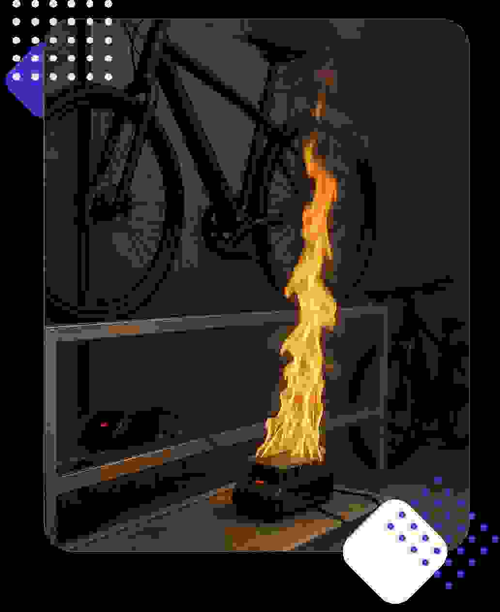 Ein brennendes Gerät auf einem Regal, während ein Fahrrad im Hintergrund steht.