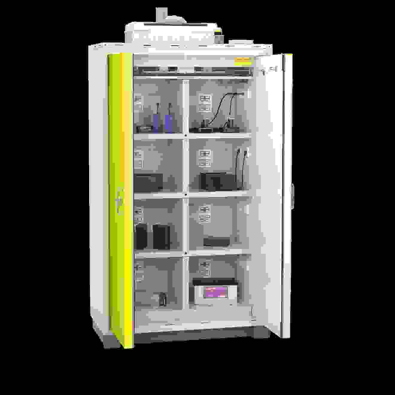 Ein offener Schrank mit gelben Türen, der verschiedene Geräte und Zubehörteile, darunter Akkus und Ladegeräte, in mehreren Regalen aufbewahrt.