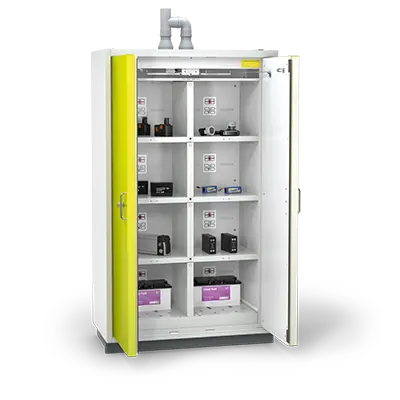 Ein Aufbewahrungsschrank mit mehreren Regalen, die mit verschiedenen Geräten und Kästen gefüllt sind. Der Schrank hat eine gelbe Tür und ist innen weiß.