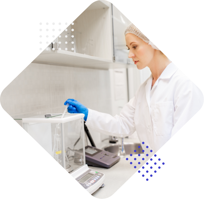 Eine Wissenschaftlerin in einem Labor führt eine Messung mit einer Pipette durch.