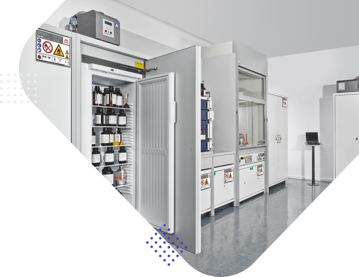 Laborraum mit Sicherheitsschränken und Kühlschrank für chemische Substanzen.