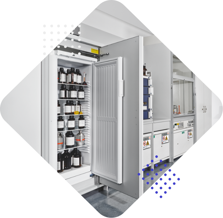 Ein Labor mit einem chemischen Kühlschrank, der Flaschen mit Chemikalien enthält, und zusätzlichen Labormöbeln.
